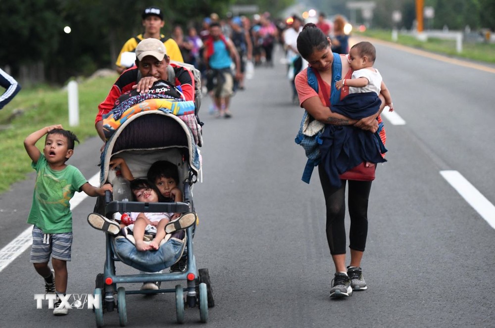 Người di cư tại khu vực Mapastepec, bang Chiapas, Mexico, trong hành trình tới Mỹ. (Ảnh: AFP/TTXVN)