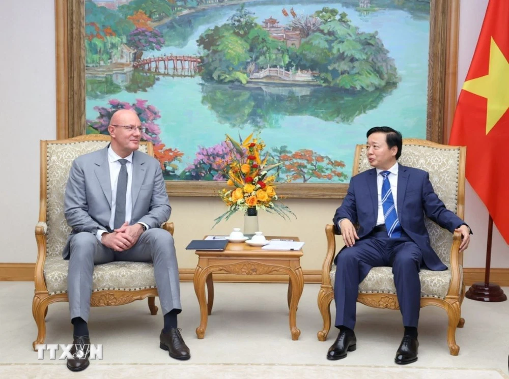 Phó Thủ tướng Trần Hồng Hà tiếp Phó Thủ tướng Liên bang Nga Dmitry Chernyshenko. (Ảnh: Văn Điệp/TTXVN)
