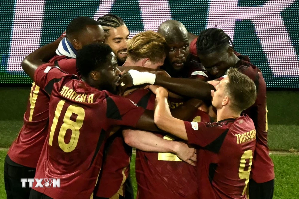 Các cầu thủ Bỉ ăn mừng bàn thắng thứ 2 vào lưới Romania. (Ảnh: AFP/TTXVN)