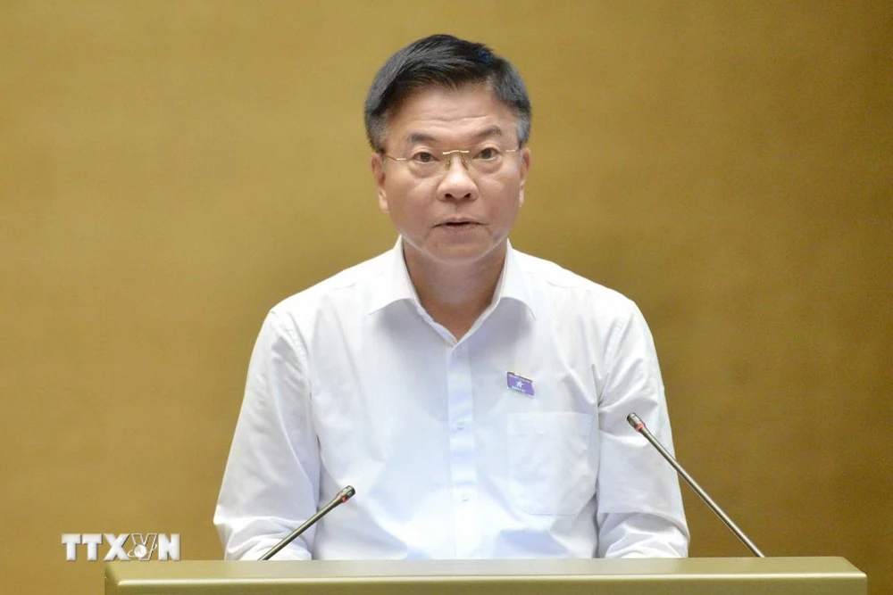 Phó Thủ tướng, Bộ trưởng Bộ Tư pháp Lê Thành Long trình bày Tờ trình về phương án gia hạn trả nợ đối với khoản vay tái cấp vốn theo Nghị quyết số 135/2020/QH14 ngày 17/11/2020 của Quốc hội. (Ảnh: Phương Hoa/TTXVN)