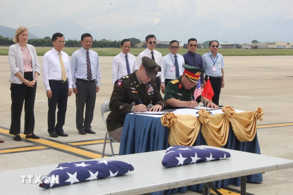 Lễ hồi hương hài cốt quân nhân Hoa Kỳ mất tích trong chiến tranh ở Việt Nam (MIA) lần thứ 165 tại sân bay Quốc tế Đà Nẵng. (Ảnh: TTXVN phát)