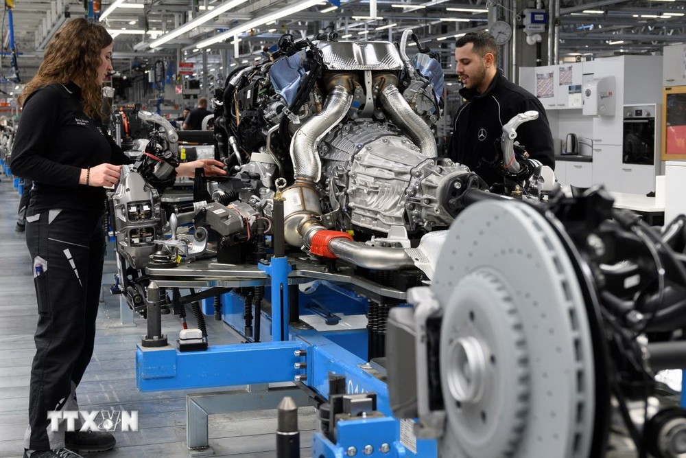 Công nhân làm việc tại một nhà máy sản xuất ôtô ở Sindelfingen, Đức. (Ảnh: AFP/TTXVN)