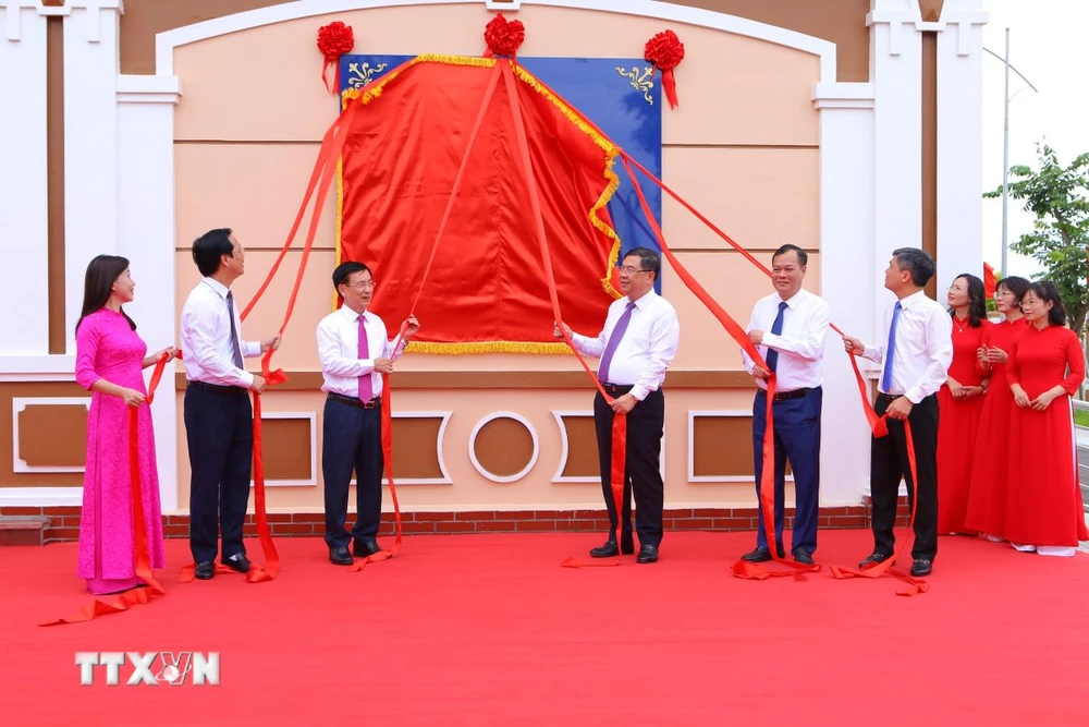 Các đại biểu thực hiện nghi thức kéo băng gắn biển công trình chào mừng kỷ niệm 70 năm Ngày Giải phóng thành phố Nam Định. (Ảnh: Công Luật/TTXVN)