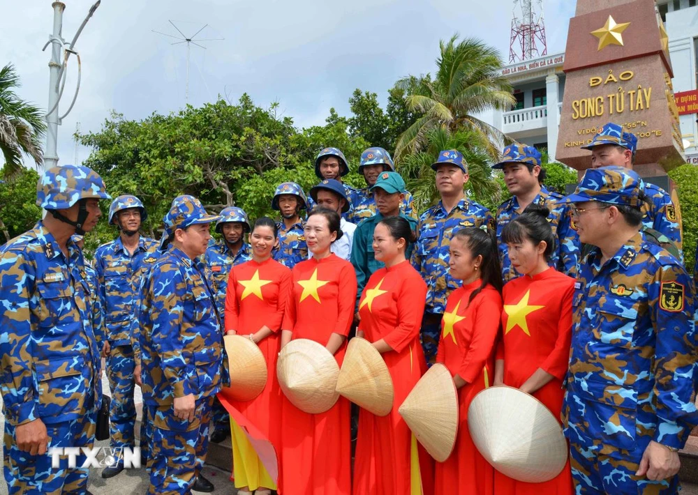 Tư lệnh Hải quân (thứ 3 bên trái sang) và đại biểu đoàn công tác thăm hỏi, động viên quân và dân đảo Song Tử Tây. (Ảnh: TTXVN phát)