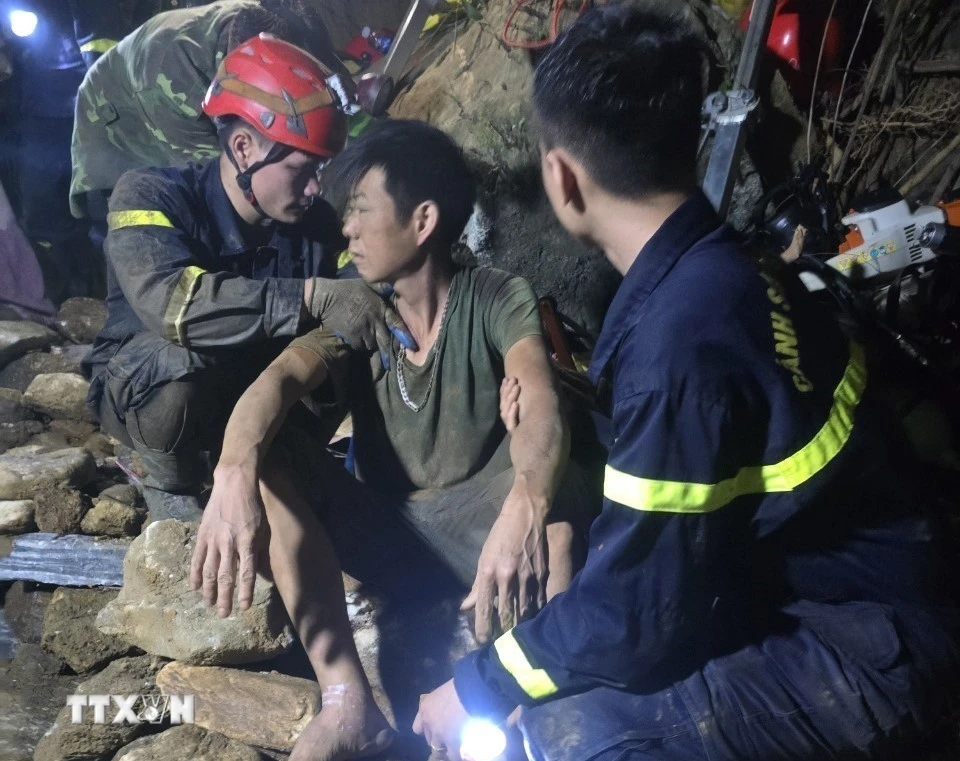 Nạn nhân Tr.V.X (sinh năm 1985, trú xã Hoa Thám, huyện Nguyên Bình, tỉnh Cao Bằng), được các lực lượng tìm kiếm cứu nạn, cứu hộ giải cứu thành công. (Ảnh: Nguyễn Công Hải/TTXVN)