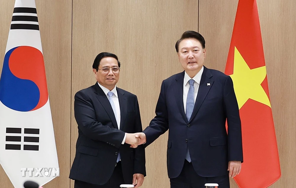 Thủ tướng Phạm Minh Chính hội kiến Tổng thống Hàn Quốc Yoon Suk Yeol. (Ảnh: Dương Giang/TTXVN)