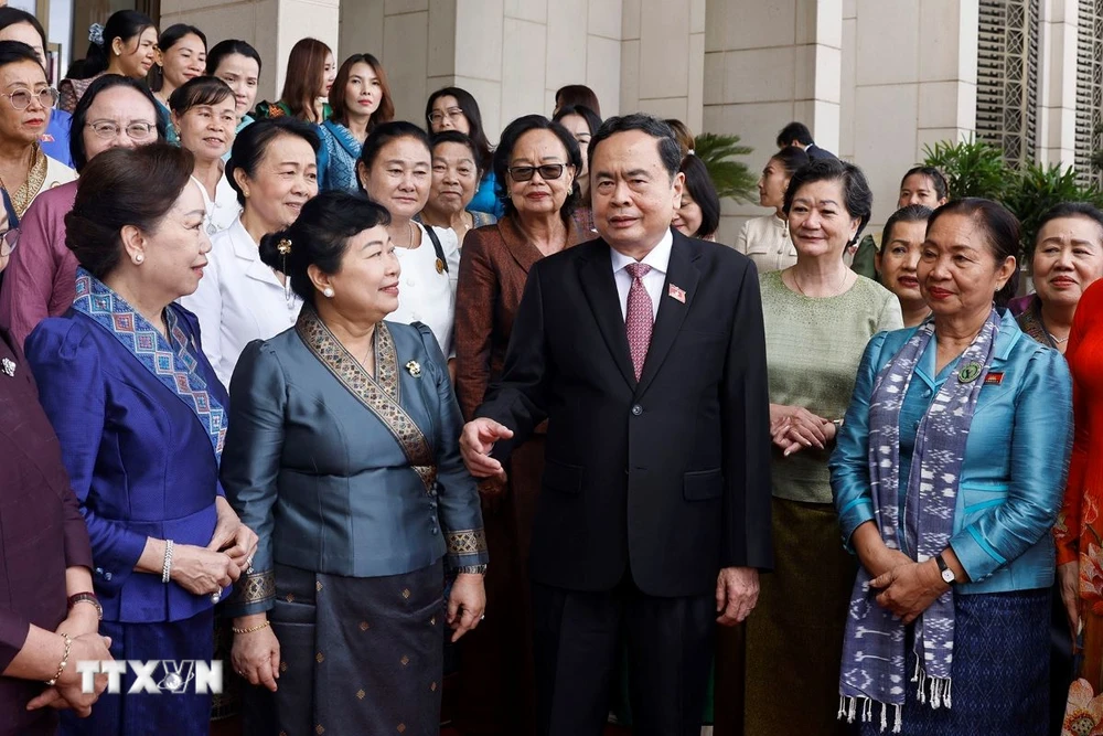 Chủ tịch Quốc hội Trần Thanh Mẫn với đại biểu Hội Phụ nữ và nữ doanh nhân Campuchia và Lào. (Ảnh: Doãn Tấn/TTXVN)