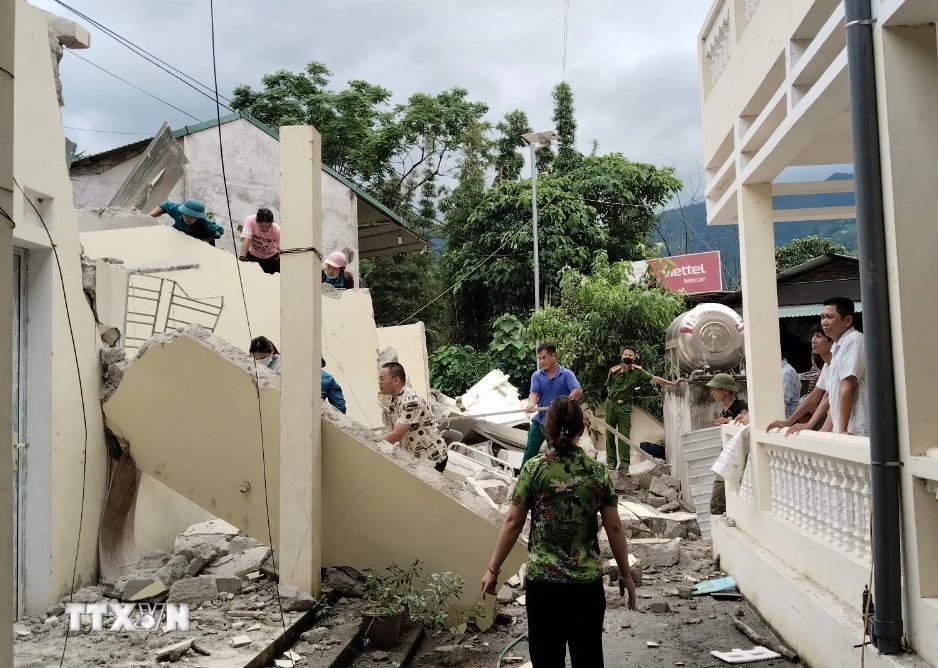 Sạt lở đất làm sập nhà công vụ Trạm y tế xã Nậm Ban (huyện Mèo Vạc, Hà Giang). (Ảnh: TTXVN phát)