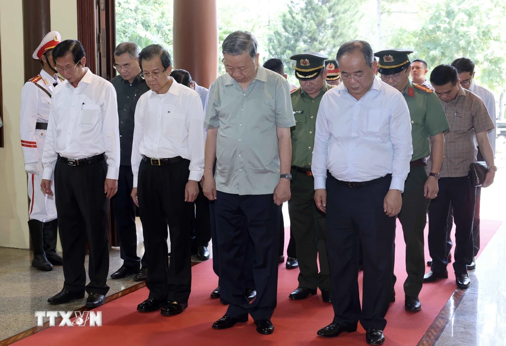 Chủ tịch nước Tô Lâm cùng đoàn công tác thành kính tưởng nhớ Chủ tịch Tôn Đức Thắng. (Ảnh: Nhan Sáng/TTXVN)