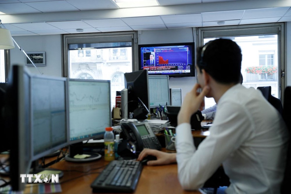 Giao dịch viên tại sàn chứng khoán ở Paris, Pháp. (Ảnh: AFP/TTXVN)