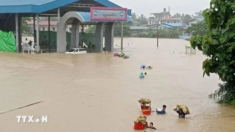 Người dân sơ tán khỏi khu vực ngập lụt tại bang Kachin, Myanmar ngày 1/7/2024. (Ảnh: Radio Free Asia/TTXVN)