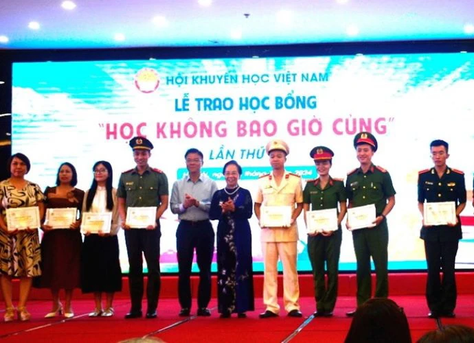 Phó thủ tướng Lê Thành Long và Giáo sư-Tiến sỹ Nguyễn Thị Doan trao học bổng "Học không bao giờ cùng." (Nguồn: Báo Quân đội Nhân dân)