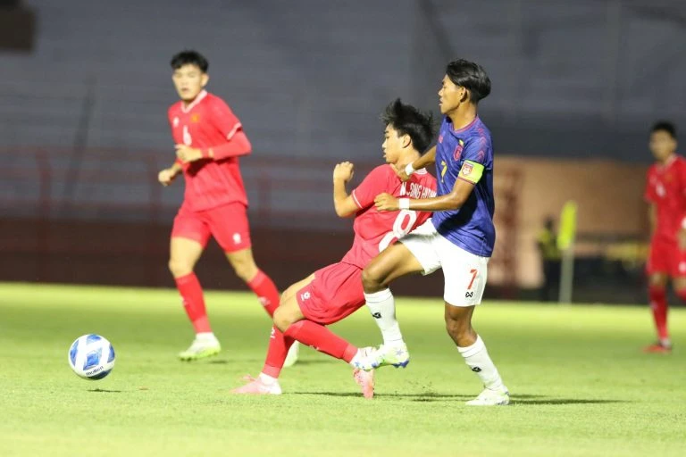 U19 Việt Nam (áo đỏ) trong trận ra quân gặp U19 Myanmar. (Nguồn: VFF)