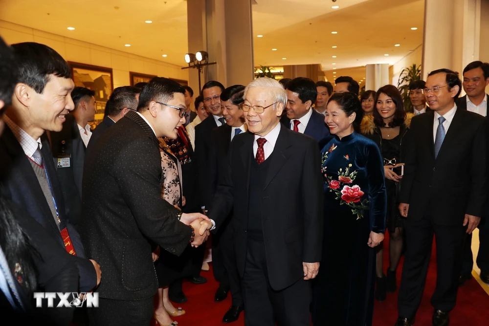 Tổng Bí thư, Chủ tịch nước Nguyễn Phú Trọng và Phu nhân với các kiều bào về quê đón Tết và dự chương trình Xuân Quê hương 2019. (Ảnh: Trí Dũng/TTXVN)