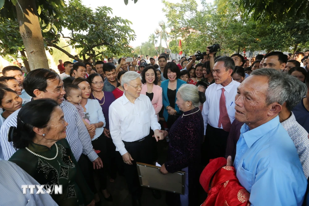 Tổng Bí thư Nguyễn Phú Trọng với nhân dân huyện Đan Phượng (Hà Nội, 15/11/2015). (Ảnh: Trí Dũng/TTXVN)