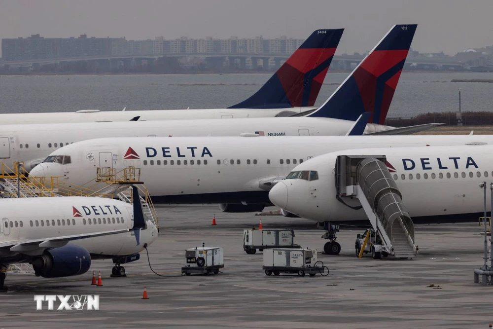 Máy bay của Hãng Delta tại sân bay quốc tế John F. Kennedy ở New York (Mỹ). (Ảnh: AFP/TTXVN)