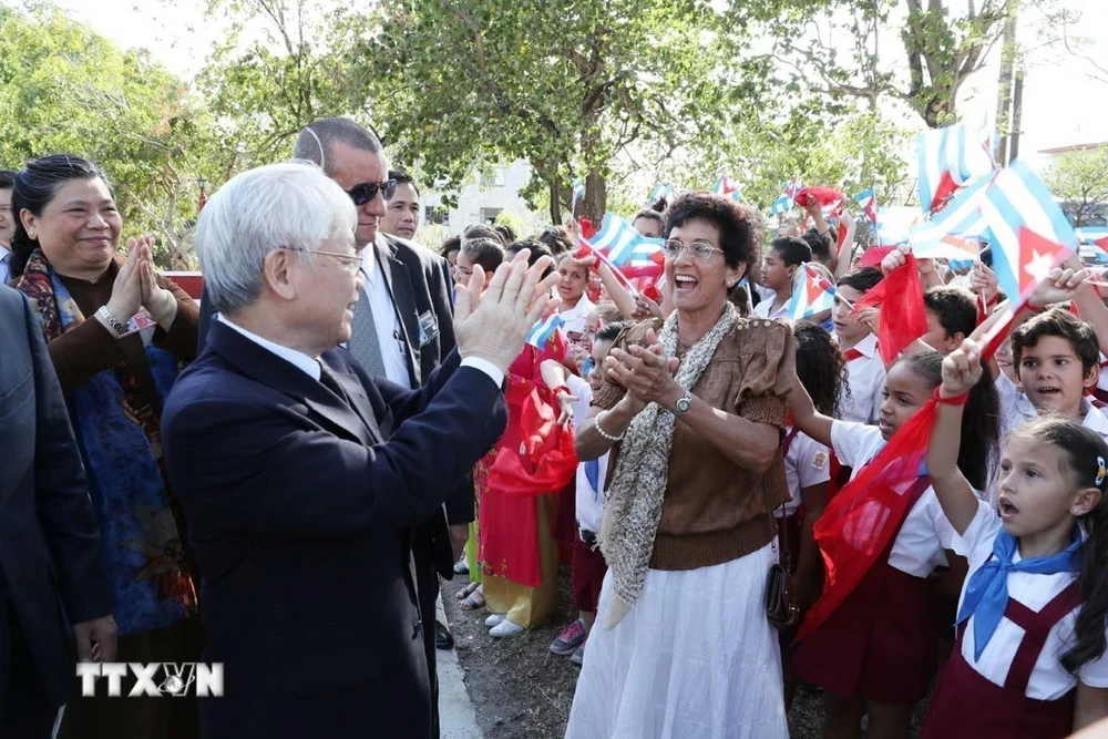 Tổng Bí thư Nguyễn Phú Trọng với nhân dân và học sinh Cuba tại Tượng đài Hồ Chí Minh ở Công viên Hòa Bình, Thủ đô La Habana, chiều 28/3/2018. (Ảnh: Trí Dũng/TTXVN)