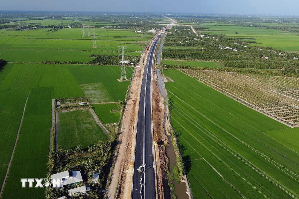 Cao tốc Mỹ Thuận-Cần Thơ thuộc hệ thống đường cao tốc Bắc-Nam phía Đông, qua địa bàn tỉnh Vĩnh Long và Đồng Tháp. (Ảnh: Huy Hùng/TTXVN)