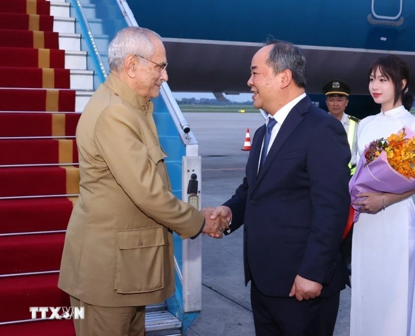 Chủ nhiệm Văn phòng Chủ tịch nước Lê Khánh Hải đón Tổng thống Timor-Leste Jose Ramos-Horta tại Sân bay quốc tế Nội Bài. (Ảnh: Văn Điệp/TTXVN)