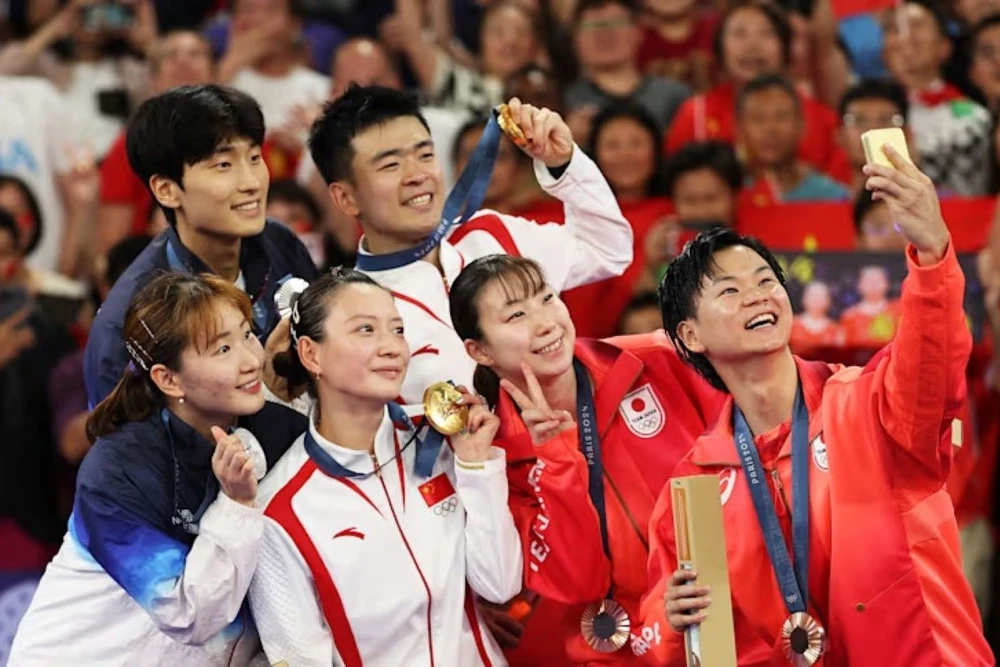 Các vận động viên chụp ảnh chung sau khi kết thúc nội dung đôi nam nũ môn Cầu lông. (Nguồn: Getty Images)