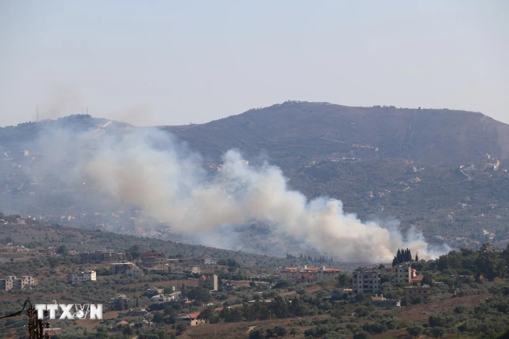 Khói bốc lên sau cuộc tấn công của Israel xuống Kafr Kila, Liban, ngày 29/7/2024. (Ảnh: THX/TTXVN)