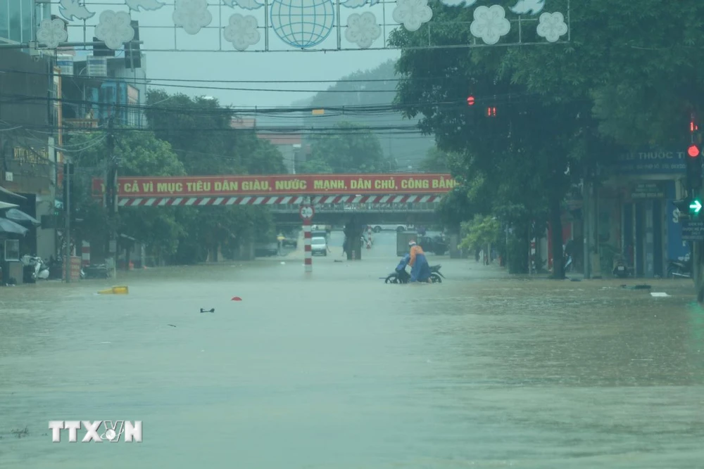 Khu vực cầu chui Mỹ Sơn (thành phố Lạng Sơn) ngập sâu khiến các phương tiện phải quay đầu. (Ảnh: Quang Duy/TTXVN)