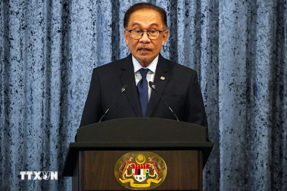 Thủ tướng Malaysia Anwar Ibrahim phát biểu tại cuộc họp báo ở Putrajaya ngày 5/11/2023. (Ảnh: AFP/TTXVN)