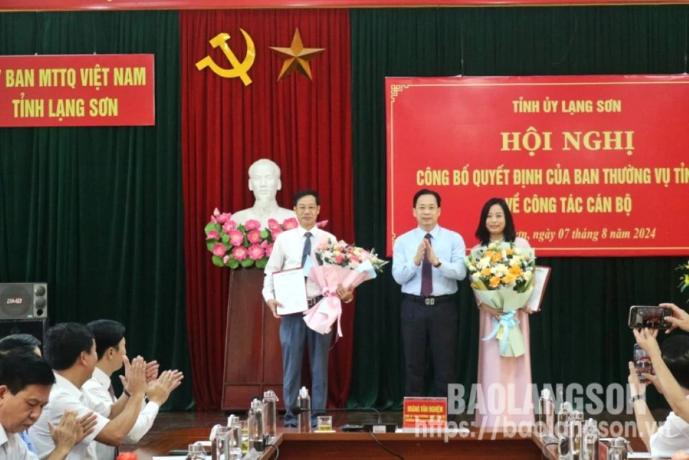 Ông Hoàng Văn Nghiệm, Phó Bí thư Thường trực Tỉnh ủy, Trưởng Đoàn đại biểu Quốc hội tỉnh trao quyết định và tặng hoa các đồng chí đến nhận công tác tại Ủy ban MTTQ Việt Nam tỉnh. (Nguồn: Báo Lạng Sơn)