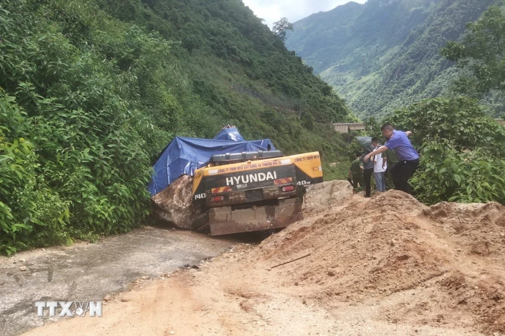 Lực lượng chức năng có mặt tại hiện trường để chỉ đạo công tác khắc phục vụ sạt lở. (Ảnh: TTXVN phát)