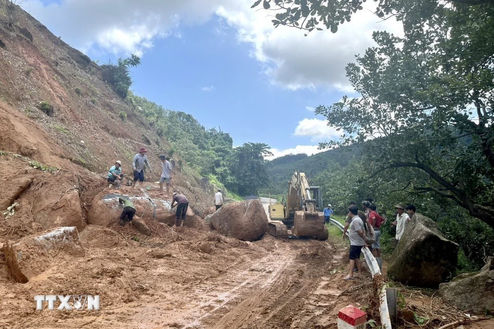 Sạt lở đèo Tà Pứa gây ách tắc giao thông. (Ảnh: TTXVN phát)