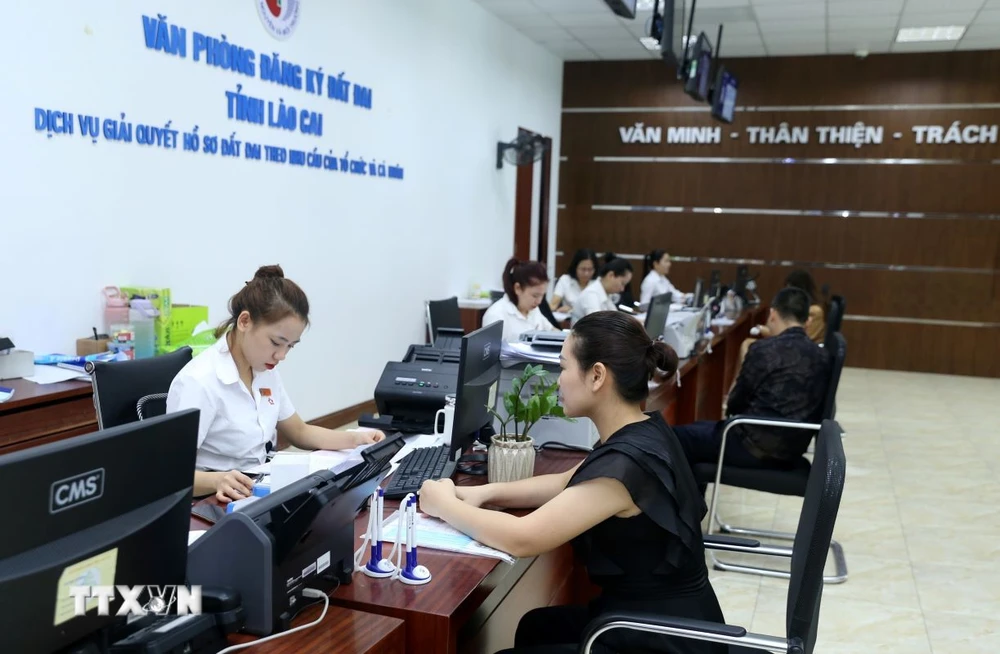 Người dân, doanh nghiệp đến bộ phận một cửa Trung tâm dịch vụ hành chính công tỉnh Lào Cai giải quyết thủ tục hành chính. (Ảnh: Quốc Khánh/TTXVN)