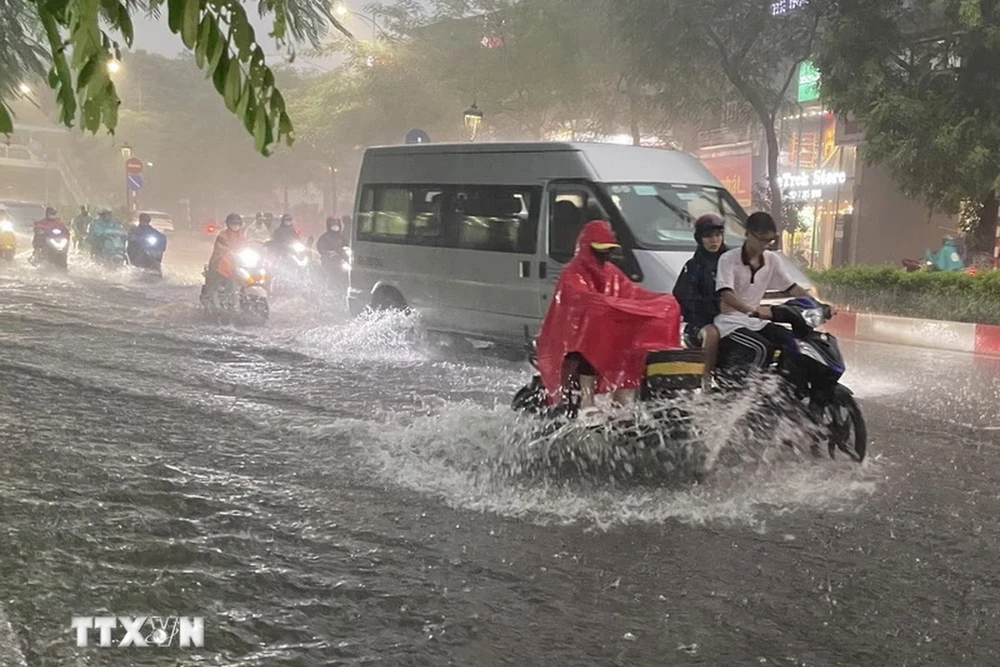 Mưa lớn gây ngập tại Hà Nội hôm 13/8. (Ảnh: Minh Quyết/TTXVN)