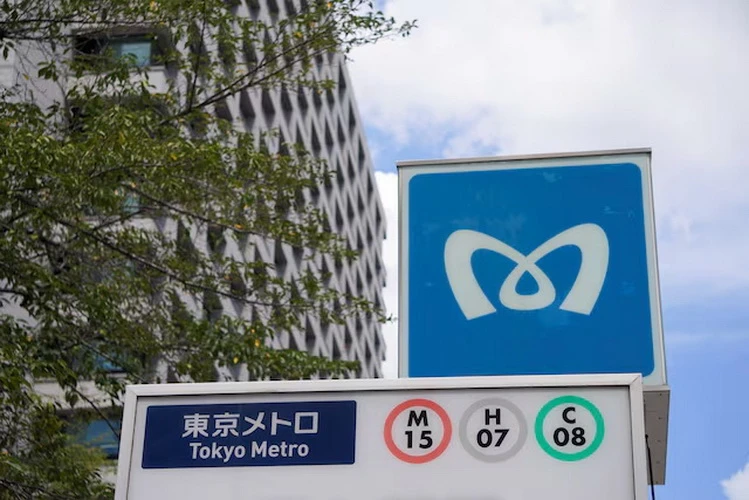 Logo của Tokyo Metro được chụp tại ga Kasumigaseki ở Tokyo, Nhật Bản ngày 15/8. (Nguồn: Reuters)