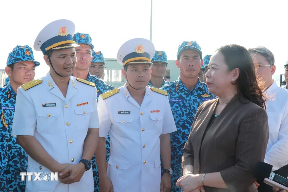 Phó Chủ tịch nước Võ Thị Ánh Xuân nghe đại diện Lữ đoàn 162 báo cáo tình hình của đơn vị. (Ảnh: Phan Sáu/TTXVN)