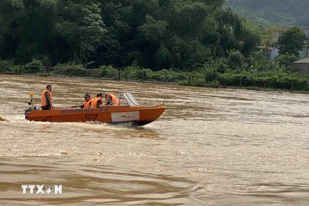 Lực lượng cứu hộ, cứu nạn thường xuyên tuần tra trên Sông Bằng. (Ảnh: Văn Đạt/TTXVN)