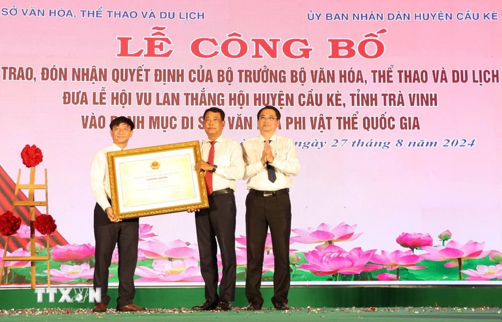 Lãnh đạo UBND huyện Cầu Kè và Sở Văn hóa, Thể thao và du lịch Trà Vinh đón nhận quyết định của Bộ Văn hóa, Thể thao và Du lịch công nhận Lễ hội Vu lan thắng hội huyện Cầu Kè là Di sản Văn hóa Phi vật thể Quốc gia. (Ảnh: Thanh Hòa/TTXVN)