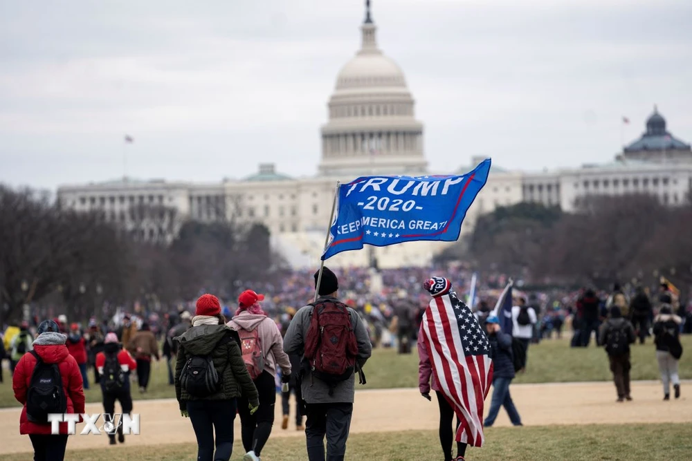 Người biểu tình tập trung bên ngoài tòa nhà Quốc hội Mỹ ở Washington DC., ngày 6/1/2021. (Ảnh: THX/TTXVN)