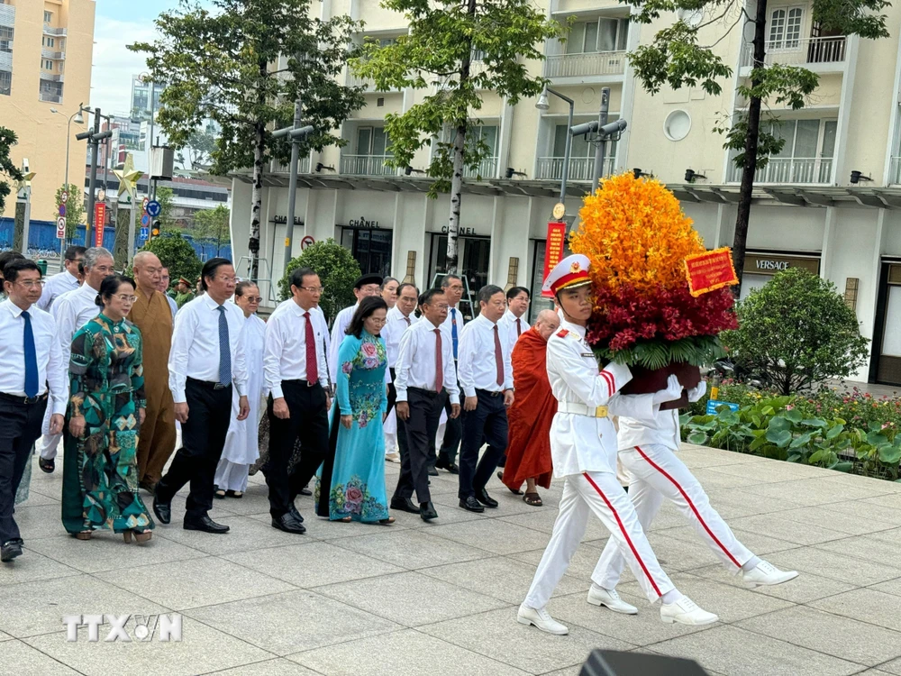 Đoàn đại biểu lãnh đạo Thành phố Hồ Chí Minh dâng hoa tưởng nhớ Chủ tịch Hồ Chí Minh tại Công viên tượng đài Bác Hồ trên phố đi bộ Nguyễn Huệ. (Ảnh: Thanh Vũ/TTXVN)