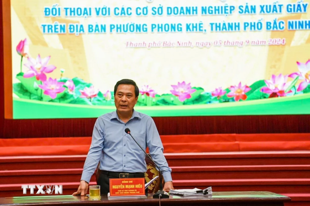 Chủ tịch UBND thành phố Bắc Ninh Nguyễn Mạnh Hiếu trao đổi tại buổi đối thoại. (Ảnh: Thái Hùng/TTXVN)