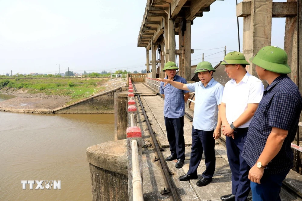 Phó Chủ tịch UBND tỉnh Thái Bình Lại Văn Hoàn (thứ 2 từ trái sang) kiểm tra công tác ứng phó với bão số 3 tại cống Lân I, huyện Tiền Hải. (Ảnh: Thế Duyệt/TTXVN)