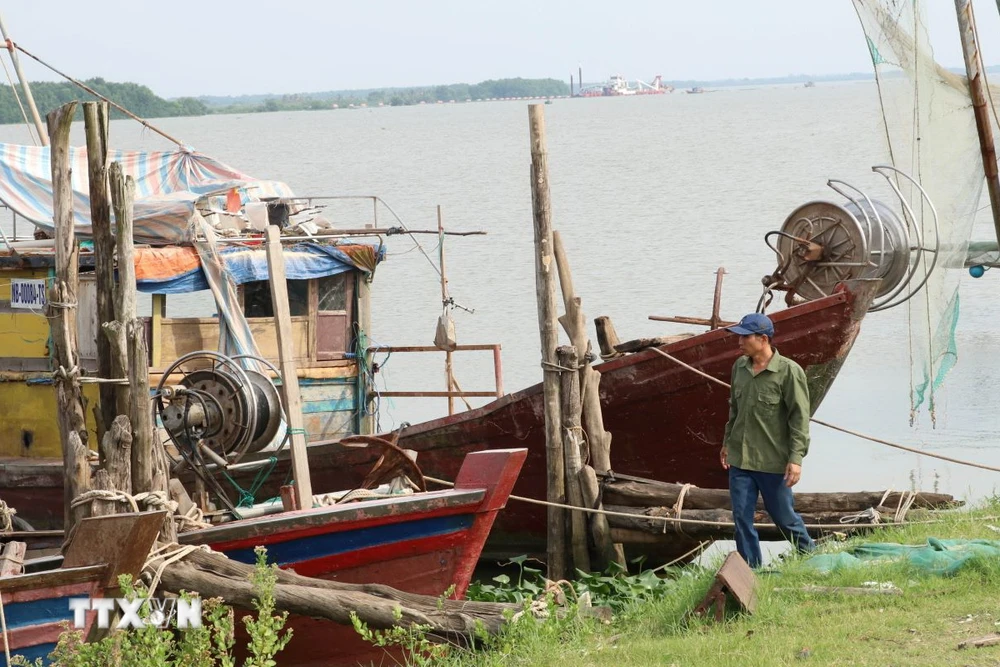 Ngư dân Ninh Bình chủ động neo đậu tàu thuyền vào nơi tránh trú bão an toàn. (Ảnh: Hải Yến/TTXVN)