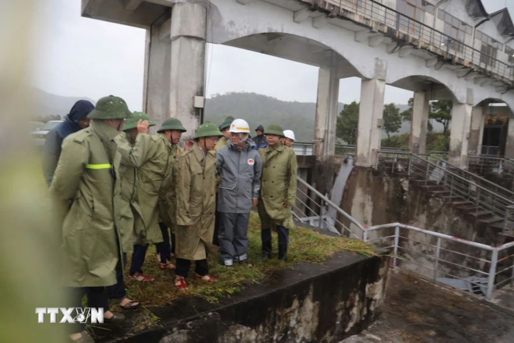 Bộ trưởng NN và PTNT Lê Minh Hoan kiểm tra công tác phòng chống bão số 3 tại hồ chứa nước Yên Lập (thị xã Quảng Yên). (Ảnh: Thanh Vân/TTXVN)