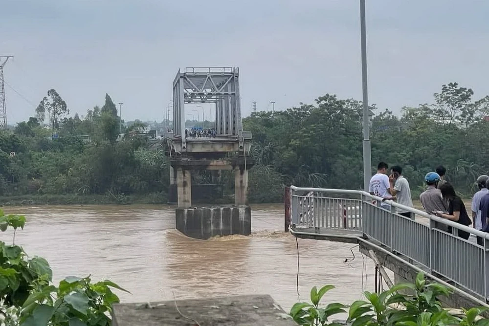 Cầu Phong Châu bị sập.