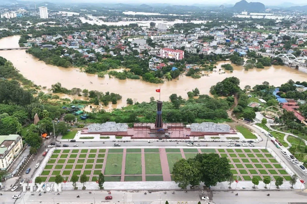 Nước sông Cầu đã lên sát Quảng trường Võ Nguyên Giáp, trung tâm thành phố Thái Nguyên. (Ảnh: Hoàng Nguyên/TTXVN)