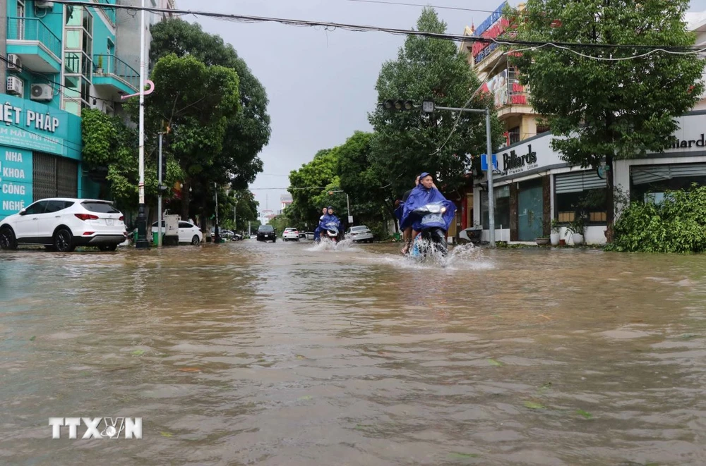 Đường Ngọc Hân Công Chúa, thành phố Bắc Ninh bị nước ngập các phương tiện đi lại khó khăn. (Ảnh: Thanh Thương/TTXVN)