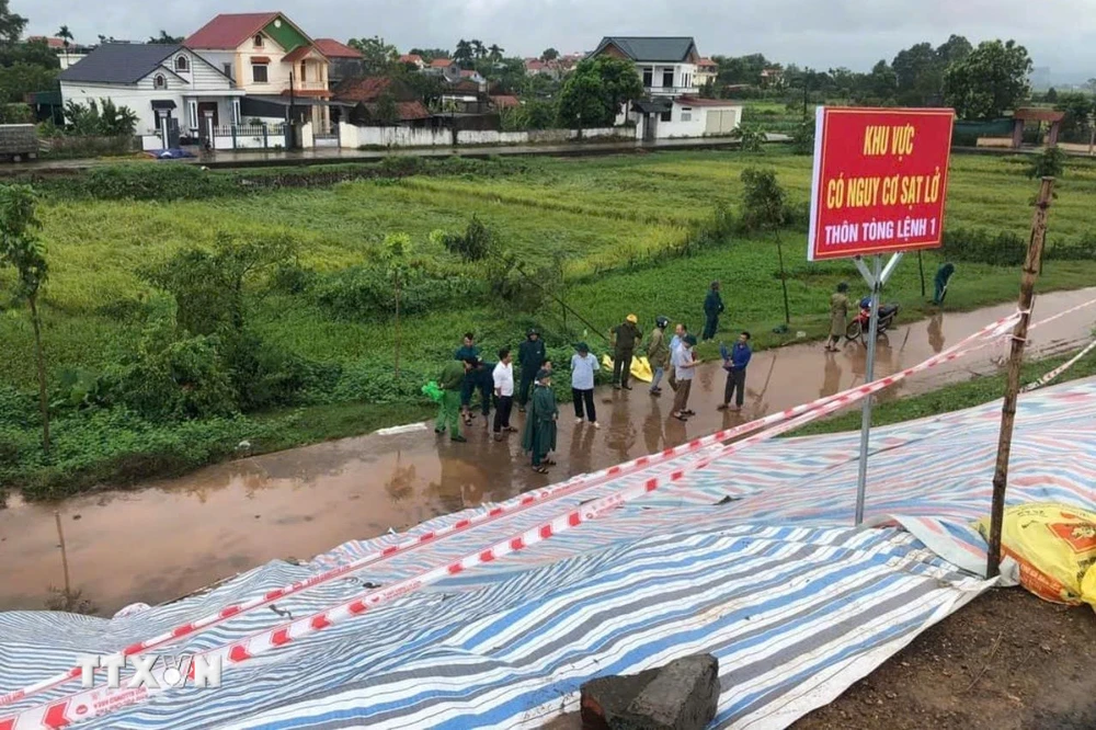 Lãnh đạo UBND huyện Ba Vì (Hà Nội) đi kiểm tra an toàn của đê kè trên địa bàn. (Ảnh: TTXVN phát)