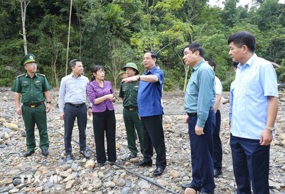 Phó Chủ tịch Quốc hội Trần Quang Phương kiểm tra công tác khắc phục trận lũ quét tại xã Mường Pồn, huyện Điện Biên. (Ảnh: Xuân Tư/TTXVN)