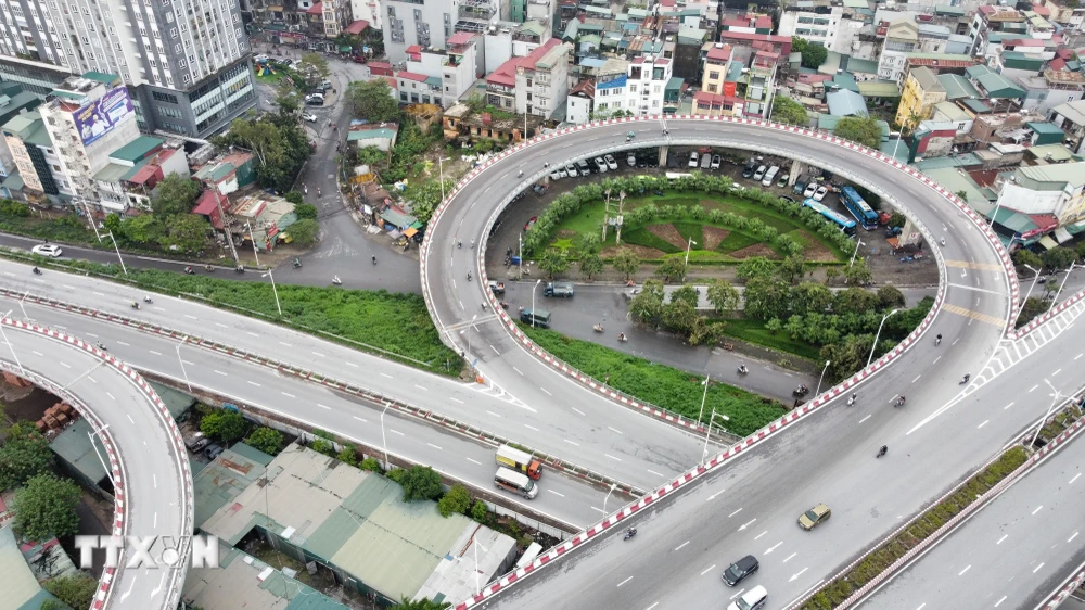 Đường dẫn từ đê Nguyễn Khoái lên cầu Vĩnh Tuy thông thoáng. (Ảnh: Hoàng Hiếu/TTXVN)