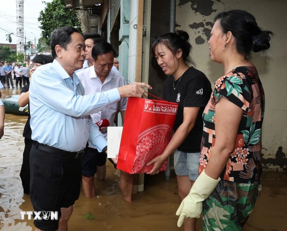 Chủ tịch Quốc hội Trần Thanh Mẫn thăm hỏi, tặng quà nhân dân xã Nga My, huyện Phú Bình. (Ảnh: Thống Nhất/TTXVN)