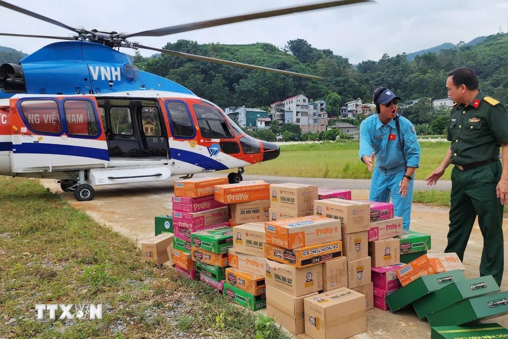 Chuyển hàng cứu trợ từ trực thăng xuống vùng lũ thuộc huyện Nguyên Bình, Cao Bằng. (Ảnh: Thông tấn Quân sự/TTXVN phát)